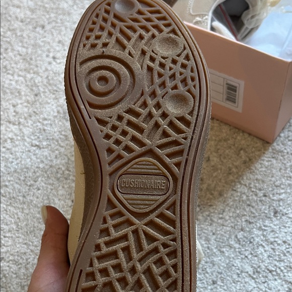 Cushionaire Women's Cream Sneakers, sz 9.5W - Picture 13 of 14